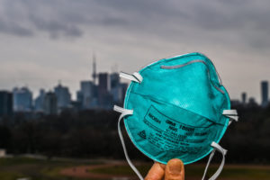 Povinné nosenie rúšok bolo zbytočné. Skeptici, ktorí boli zosmiešňovaní ako čudáci a dezinformátori, mali pravdu