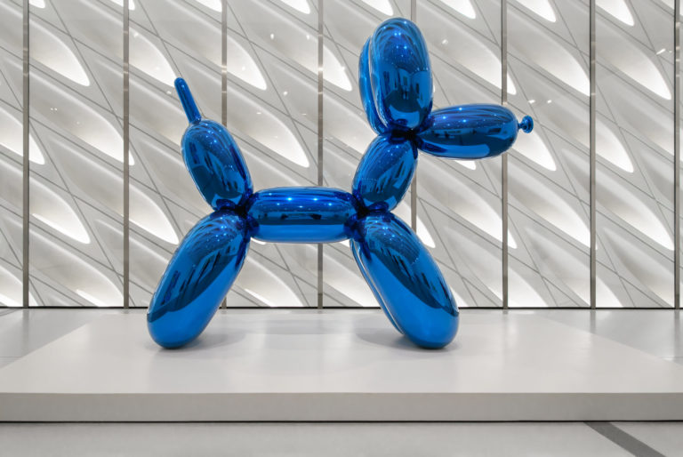 Kontroverznú sochu za štyridsaťtisíc dolárov rozbila návštevníčka výstavy. Črepiny by sa mohli predať ešte drahšie