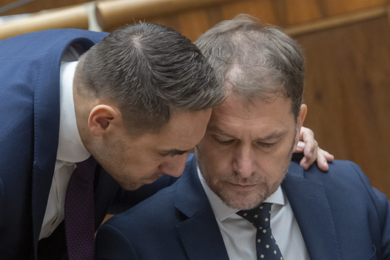 Na snímke vpravo minister financií SR Igor Matovič a vľavo poslanec NR SR György Gyimesi (obaja OĽaNO) počas 78. schôdze NR SR 6. decembra 2022 v Bratislave. Foto: Martin Baumann/TASR