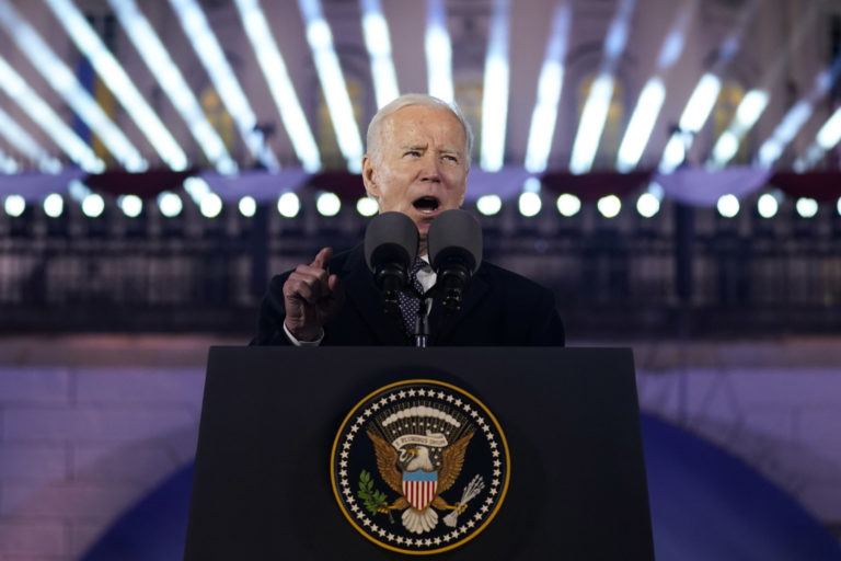 Prezident Joe Biden vystupuje s prejavom v záhradách kráľovského zámku vo Varšave v utorok 21. februára 2023. Foto: TASR/AP