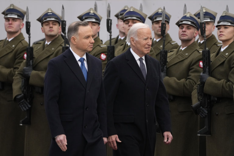 Poľský prezident Andrzej Duda (vľavo) víta prezidenta Joea Bidena v Prezidentskom paláci vo Varšave na Ukrajine v utorok 21. februára 2023. Foto: TASR/AP