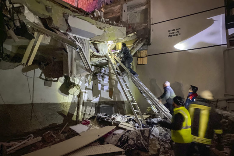 Záchranné tímy sa v pondelok 6. februára 2023 pokúšajú dostať k uväzneným obyvateľom zrútených budov v tureckej Adane. Foto: TASR/AP