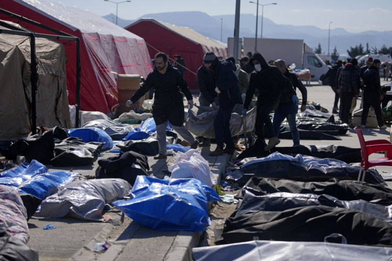 Počet obetí zemetrasení v Turecku a Sýrii presiahol 40-tisíc