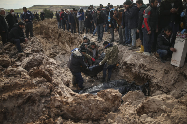 Ľudia pochovávajú svojich príbuzných, ktorí zanyuli pri ničivom zemetrasení v meste Adiyaman na juhu Turecka. Foto: TASR/AP
