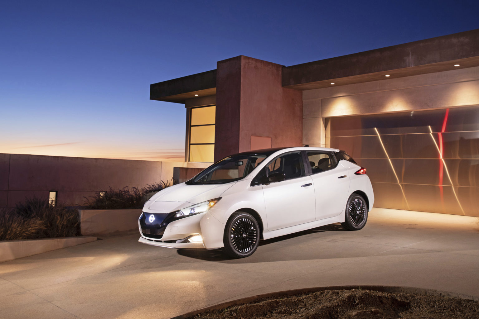 Na snímke Nissan Leaf z roku 2023, kompaktný elektrický hatchback s dojazdom odhadovaným podľa EPA, ktorý začína  v základnej výbave na 240 kilometroch. Foto: TASR/AP