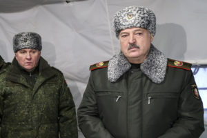 Bieloruský prezident Alexander Lukašenko (vpravo) a minister obrany Viktor Chrenin sa 6. januára 2023 zúčastňujú na stretnutí s najvyššími vojenskými predstaviteľmi na cvičisku Obuz-Lesnovskij v Bielorusku. Foto: TASR/AP