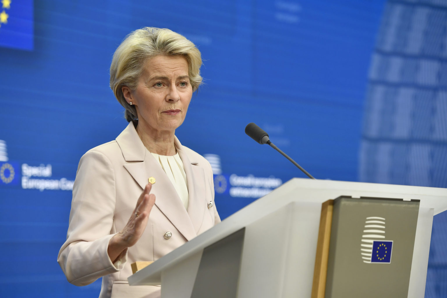 Na snímke predsedníčka Európskej komisie (EK) Ursula von der Leyenová na tlačovej konferencii po mimoriadnom summite EÚ v Bruseli skoro ráno 10. februára 2023. Foto: TASR/AP