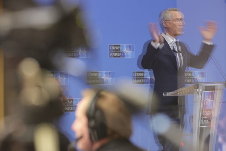 Generálny tajomník NATO Jens Stoltenberg hovorí počas mediálnej konferencie pred stretnutím ministrov obrany NATO v sídle NATO v Bruseli v pondelok 13. februára 2023. Foto: TASR/AP