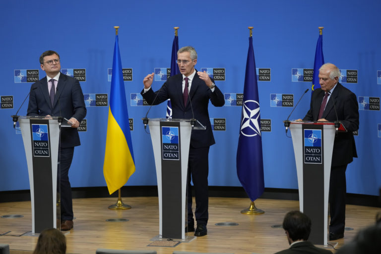 Zľava ukrajinský minister zahraničných vecí Dmytro Kuleba, generálny tajomník NATO Jens Stoltenberg a šéf zahraničnej politiky Európskej únie Josep Borrell vystupujú na mediálnej konferencii v sídle NATO v Bruseli v utorok 21. februára 2023. Foto: TASR/AP