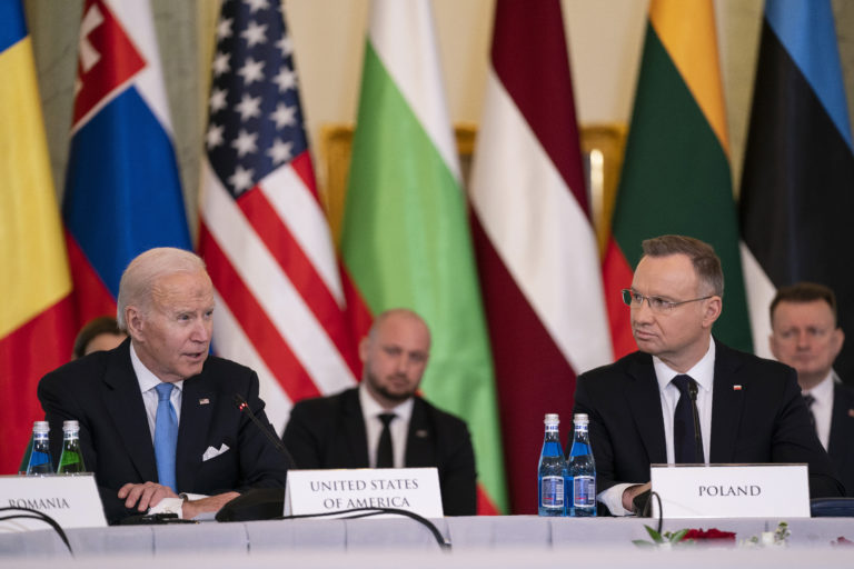 Poľský prezident Andrzej Duda počúva prezidenta USA Joea Bidena v rámci stretnutia s lídrami Bukurešťskej deviatky, skupiny deviatich krajín, ktoré tvoria východné krídlo NATO, v stredu 22. februára 2023 vo Varšave. Foto: TASR/AP