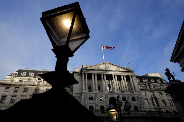 Vlajka Veľkej Británie máva na vrchole strechy budovy Bank of England v Londýne, štvrtok 2. februára 2023. Foto: TASR/AP
