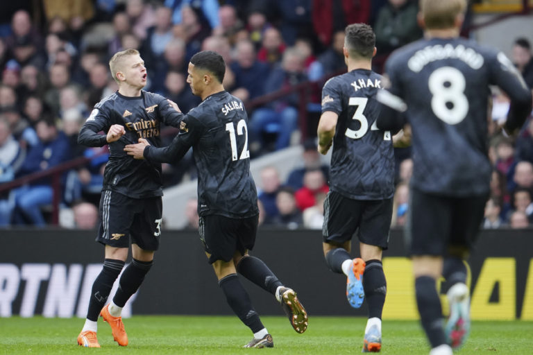 Hráči Arsenalu oslavujú po góle Oleksandra Zinčenka (vľavo). Foto: TASR/AP