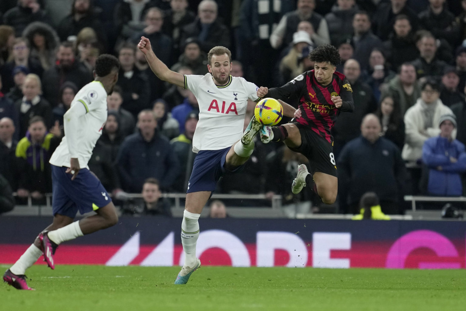 Harry Kane (v strede) bojuje o loptu v zápase s Manchestrom City na štadióne Tottenhamu Hotspur v Londýne v nedeľu 5. februára 2023. Foto: TASR/AP