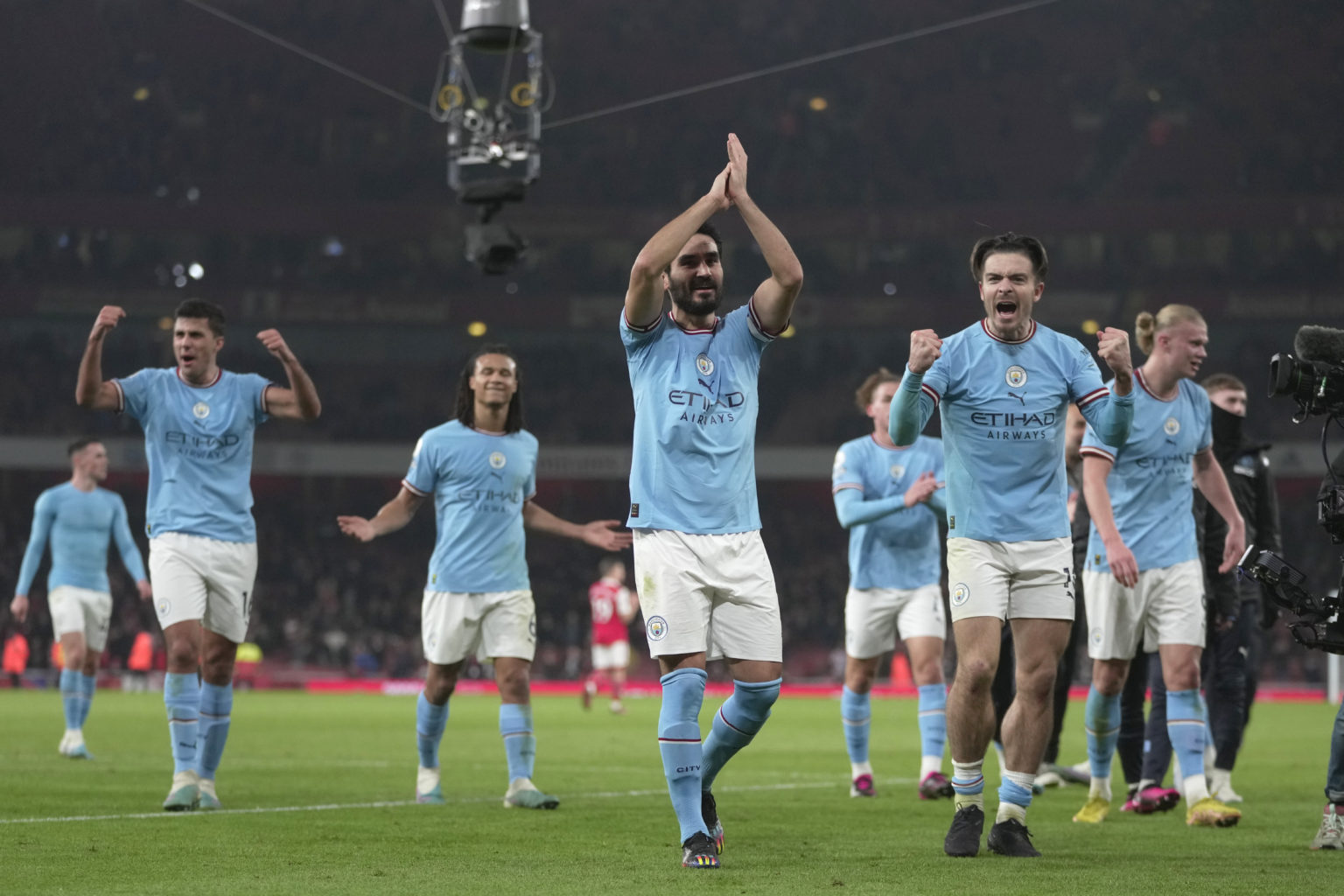 Hráči Manchestru City oslavujú víťazstvo nad Arsenalom na štadióne Emirates v Londýne v stredu 15. februára 2023. Foto: TASR/AP