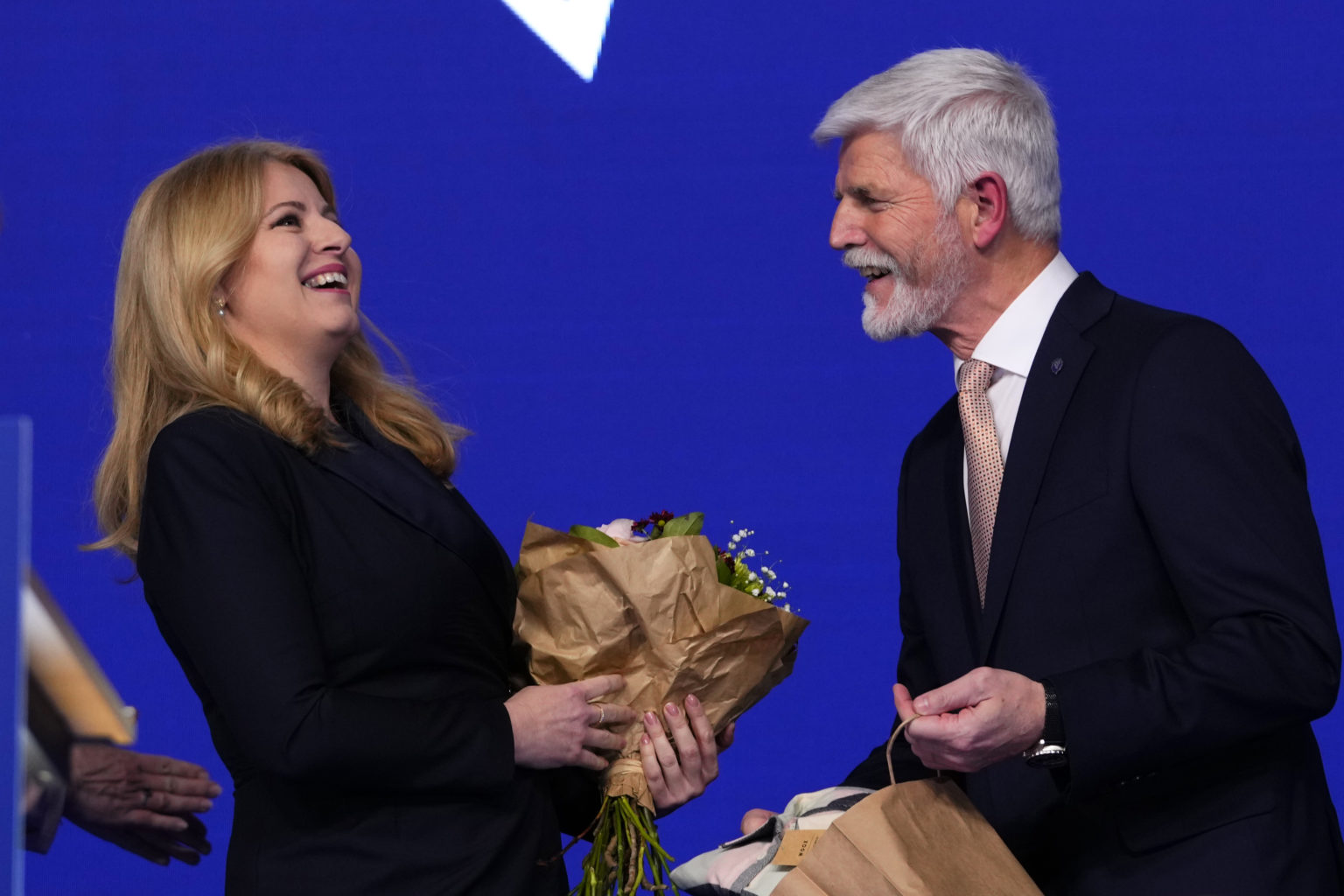 Na staršej snímke český prezident Petr Pavel (vpravo) a prezidentka SR Zuzana Čaputová po ohlásení predbežných neoficiálnych výsledkov 2. kola českých prezidentských volieb. Foto: TASR/AP