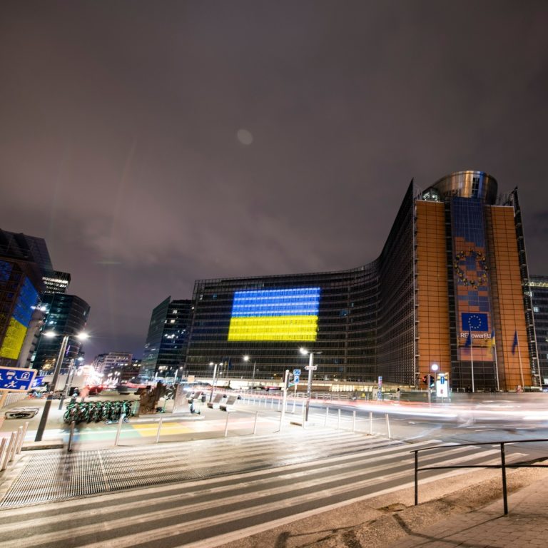 Európsky parlament s ukrajinskou vlajkou. Foto: FB/European Parliament
