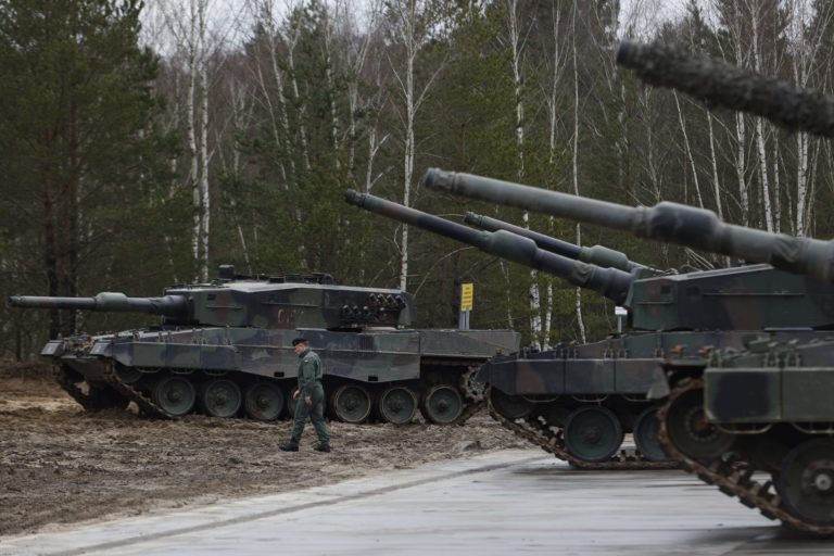 Poľský vojak pri tankoch Leopard 2 na základni v Swietoszowe. Foto: TASR/AP