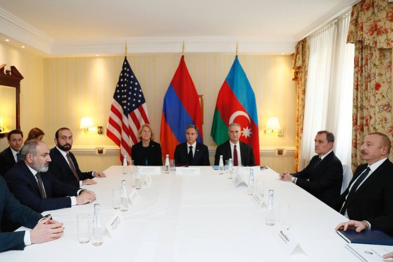 Spoločné stretnutie azerbajdžanského prezidenta Ilhama Alijeva s ministrom zahraničných vecí USA a predsedom vlády Arménska Nikolom Pašinjanom. Foto: Twitter