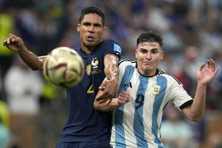 Francúz Raphael Varane (vľavo) a Argentínčan Julian Alvarez v súboji o loptu na futbalovom zápase majstrovstiev sveta medzi Argentínou a Francúzskom na štadióne v katarskom Lusaile 18. decembra 2022. Foto: TASR/AP