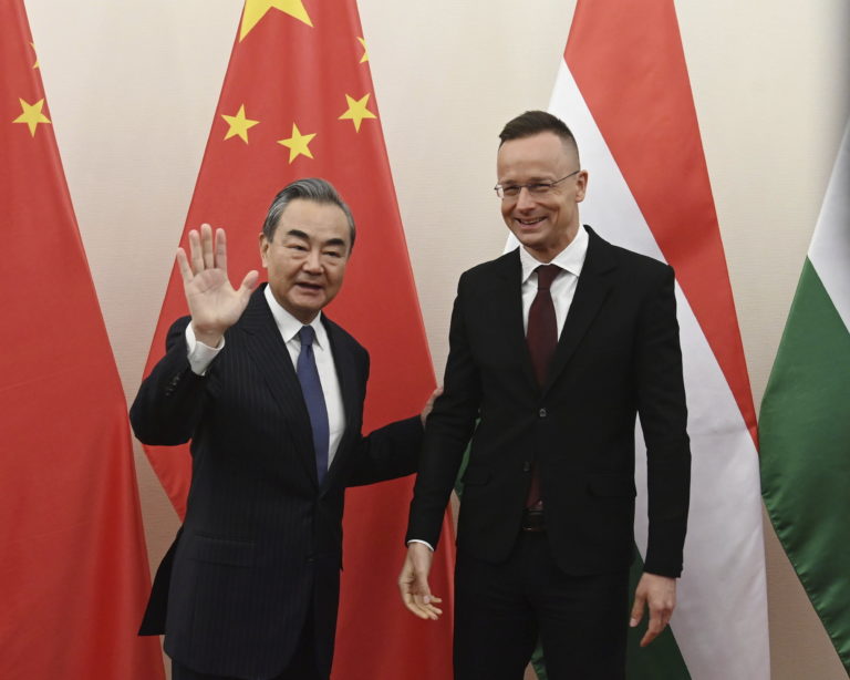 Maďarský minister zahraničných vecí Péter Szijjártó a vedúci ústrednej komisie Komunistickej strany Číny pre zahraničné vzťahy Wang I počas stretnutia v Budapešti. Foto: TASR/AP