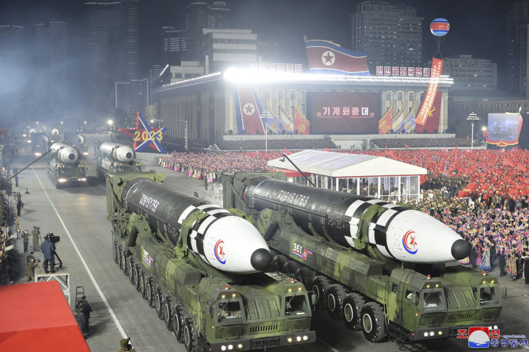 Na snímke medzikontinentálne balistické rakety Hwasong-17 počas vojenskej prehliadky pri príležitosti 75. výročia založenia Kórejskej ľudovej armády v Severnej Kórei 8 februára 2023. Foto: TASR/AP