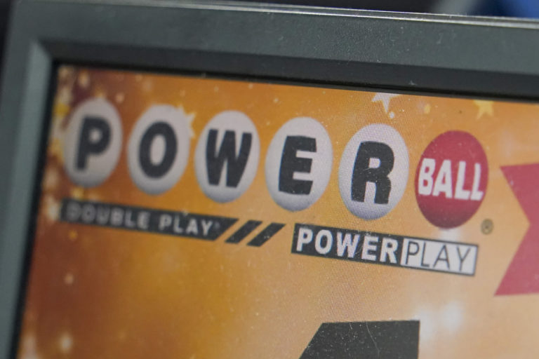 Zobrazovací panel propaguje lístky na žrebovanie v lotérii Powerball v obchode so zmiešaným tovarom 7. novembra 2022. Foto: TASR/AP