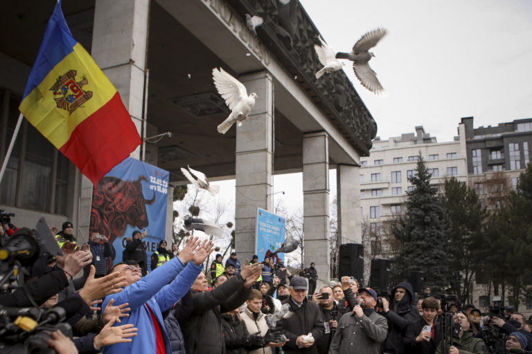Členovia nedávno sformovanej moldavskej skupiny Hnutie za ľud a moldavskej ruskej strany Șor vypúšťajú holuby počas protestu proti prozápadnej vláde a nízkej životnej úrovni v Kišiňove v Moldavsku v nedeľu 19. februára 2023. Foto: TASR/AP