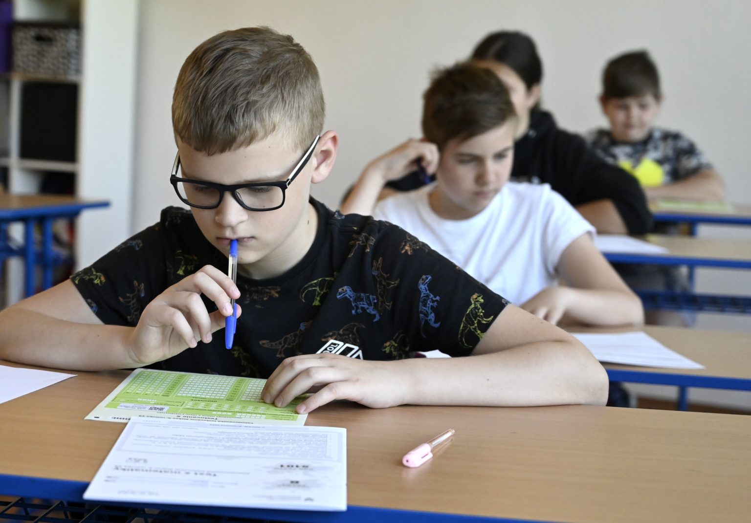 Na snímke piataci počas celoslovenského testovania žiakov 5. ročníka ZŠ na Cirkevnej základnej škole s materskou školou sv. Juraja v Trebišove v stredu 18. mája 2021. Foto: Roman Hanc/TASR