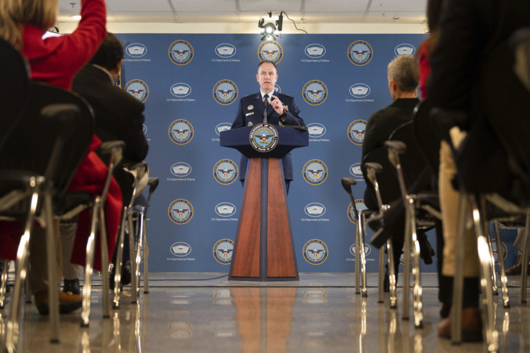 Nevylučujeme nič, odpovedal Pentagón na otázku, či zostrelené objekty mohli prísť z vesmíru