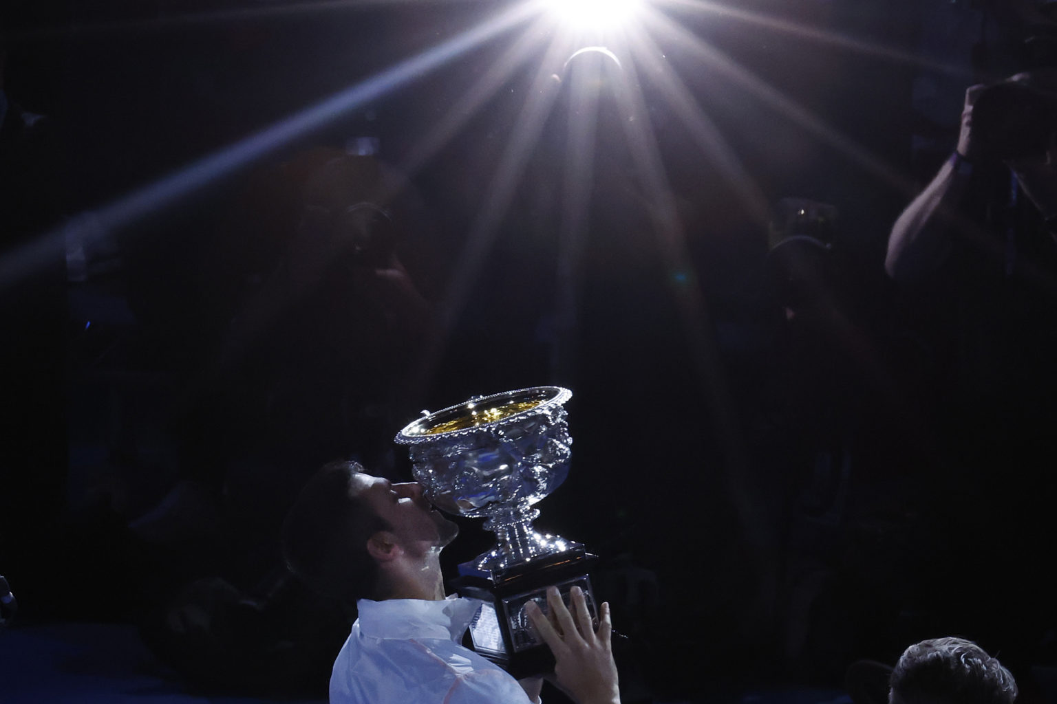 Novak Djokovič bozkáva pohár Norman Brookes Challenge po finále mužskej dvojhry na tenisových majstrovstvách Australian Open v austrálskom Melbourne v nedeľu 29. januára 2023. Foto: TASR/AP
