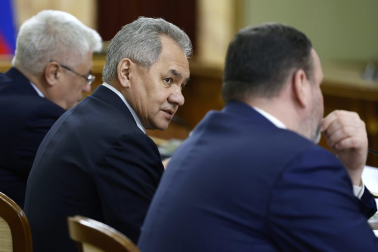 Ruský minister obrany Sergej Šojgu (v strede) sa zúčastňuje na stretnutí vlády s premiérom Michailom Mišustinom v Moskve vo štvrtok 26. januára 2023. Foto: TASR/AP