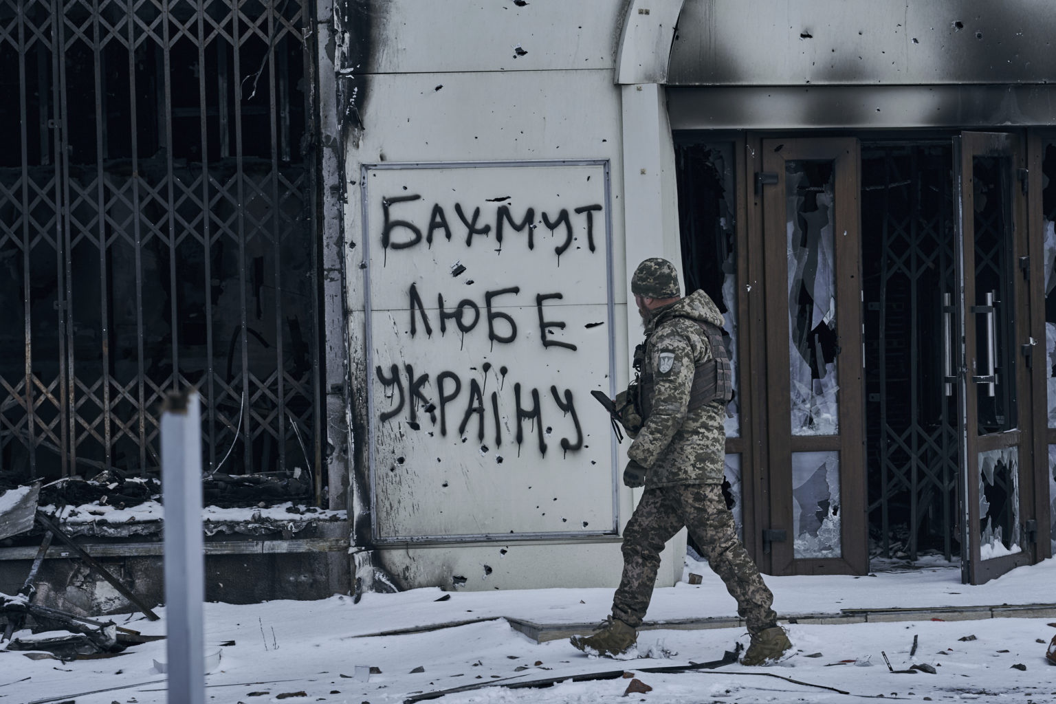 Ukrajinský vojak hliadkuje v uliciach mesta Bachmut. Foto: TASR/AP