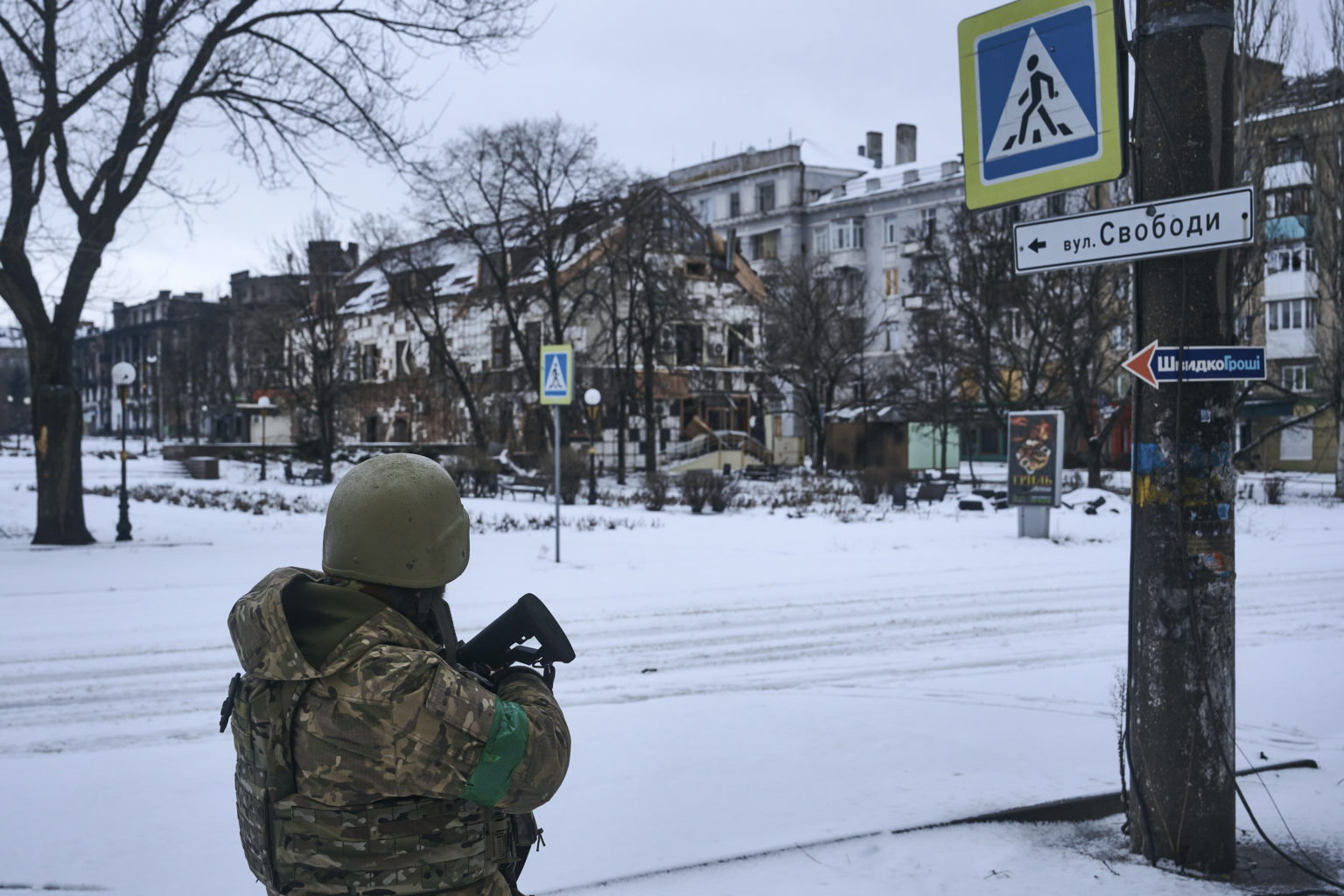 Ukrajinský vojak hliadkuje v uliciach mesta Bachmut v Doneckej oblasti na východe Ukrajiny v utorok 14. februára 2023. Foto: TASR/AP