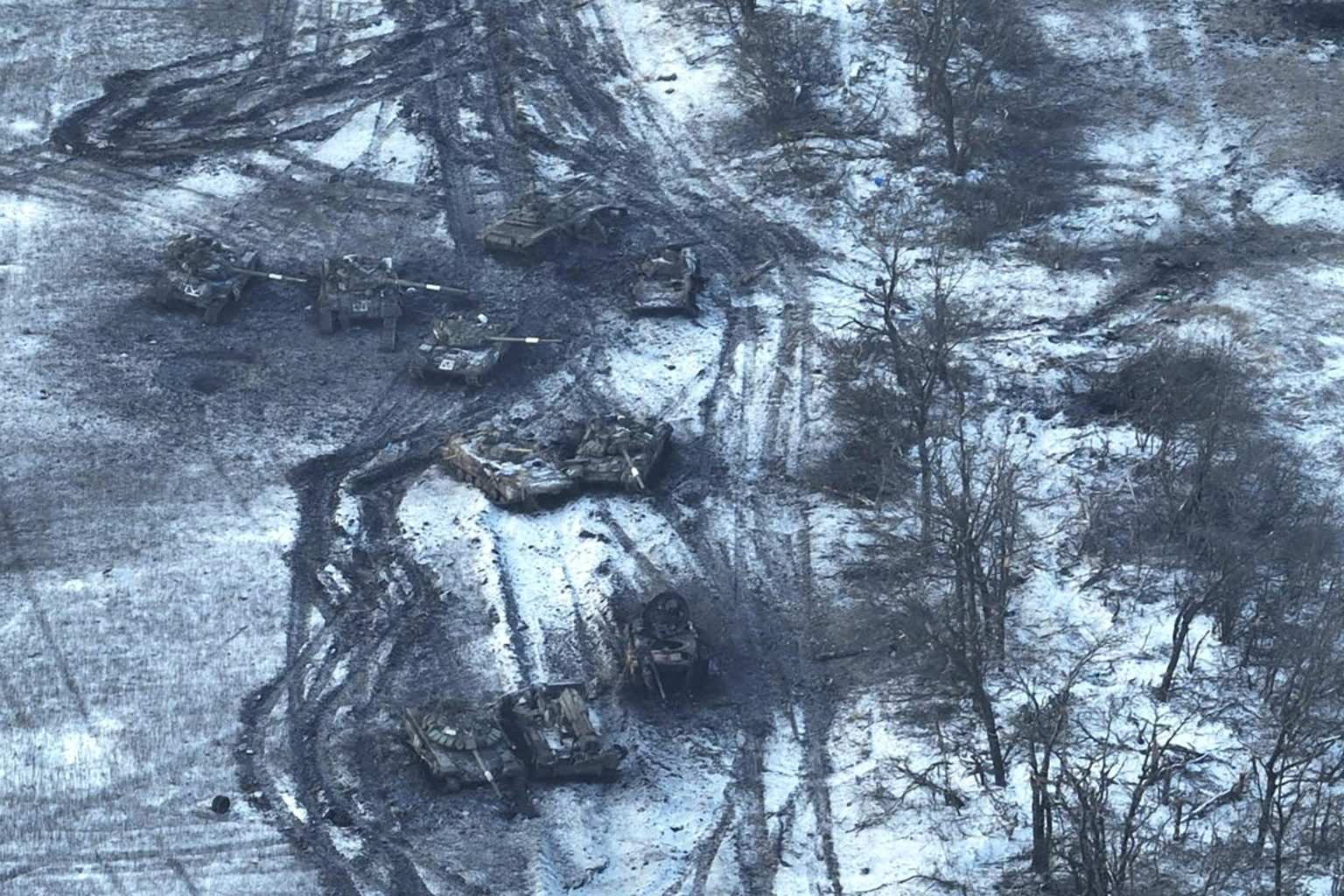 Na snímke z februára 2023 sú poškodené ruské tanky na poli po pokuse o útok na Vuhledar na Ukrajine. Foto: TASR/AP