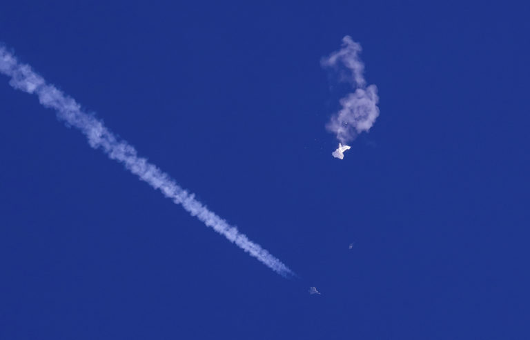 Spojené štáty zostrelili v sobotu 4. februára 2023 čínsky špionážny balón nad Atlantickým oceánom. Foto: TASR/AP
