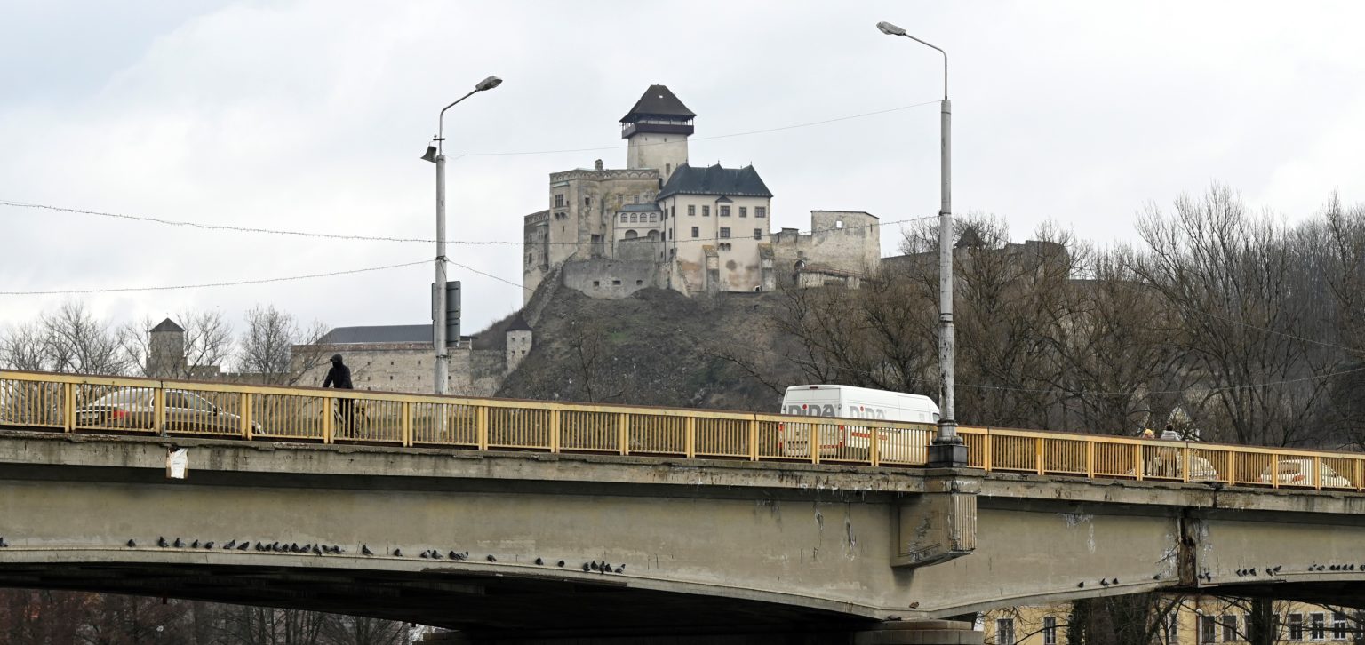 Most M 6211 na ceste I/61 cez rieku Váh v meste Trenčín. Foto: Radovan Stoklasa/TASR