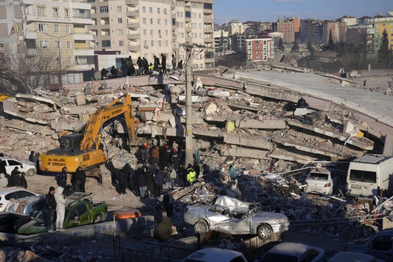 Dva roky po zemetrasení v Turecku tisíce ľudí žijú v kontajneroch