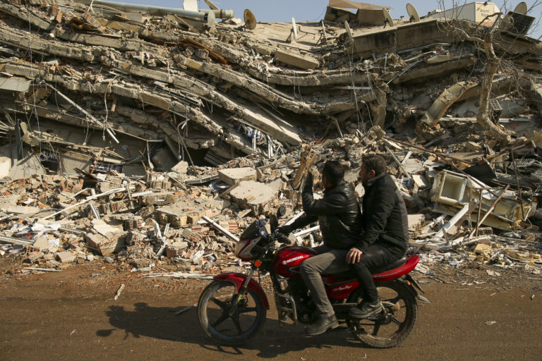 Reuters: Situácia po zemetrasení v Turecku znovu vyvoláva protisýrske postoje