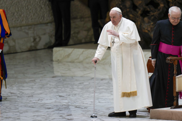 Svetový poriadok na základe subsidiarity a koniec výsmechu z klimatických zmien, píše pápež v novej exhortácii