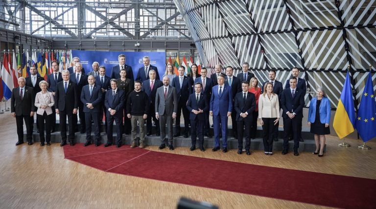 Lídri EÚ podporili spoločný nákup milióna kusov delostreleckej munície Ukrajine