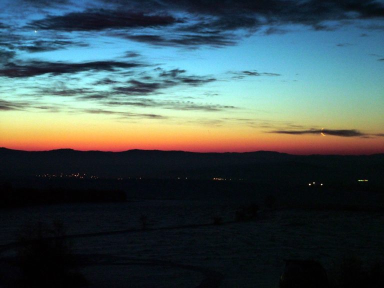 Večernú oblohu skrášlia v stredu dve najjasnejšie planéty Slnečnej sústavy – Venuša a Jupiter