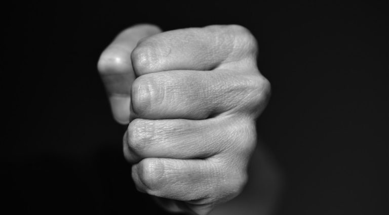 Dozorca odmietol používať ženské zámená na väzňov, prepustili ho