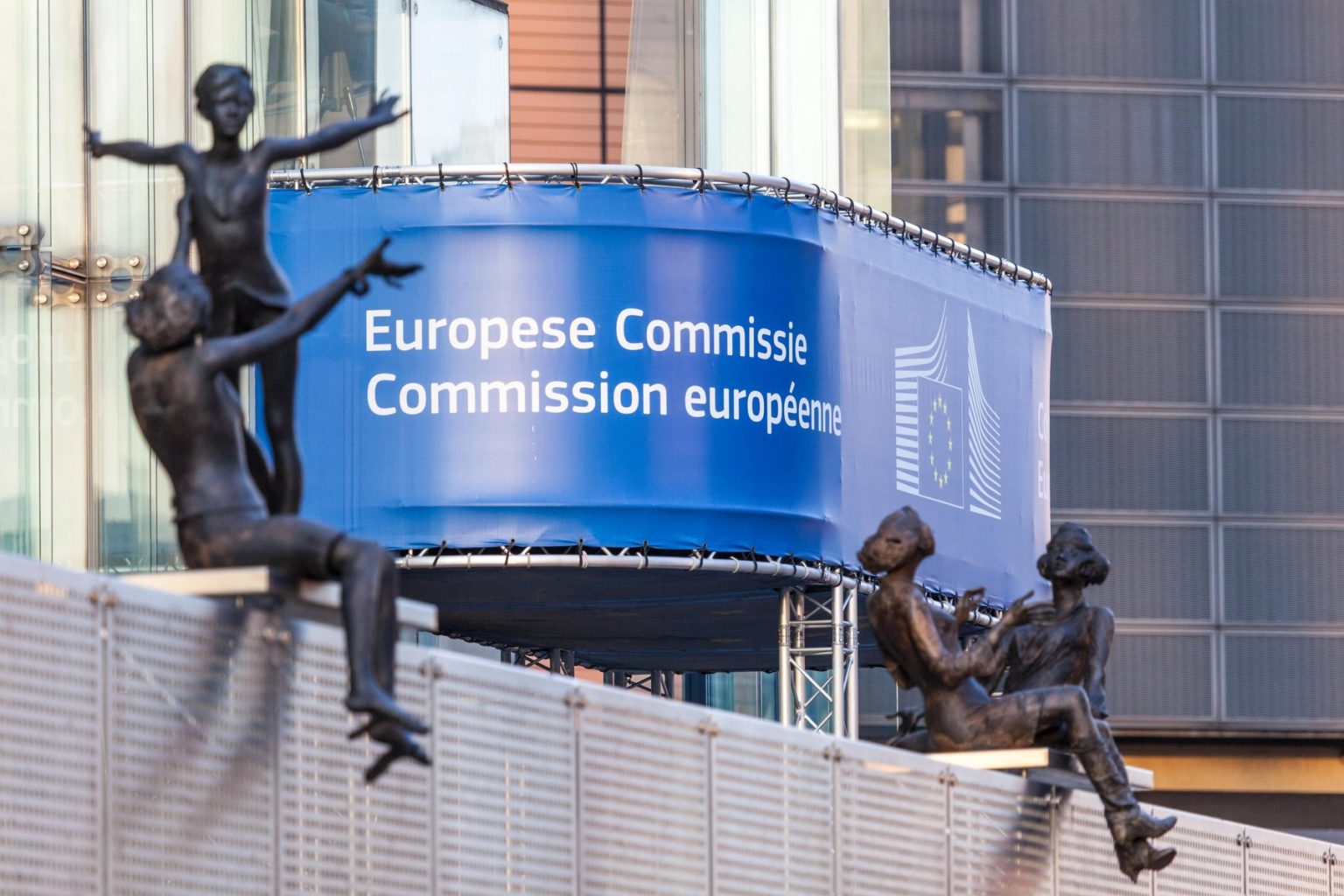 V pozadí budova Európskej komisie v Bruseli. Foto: Profimedia.sk