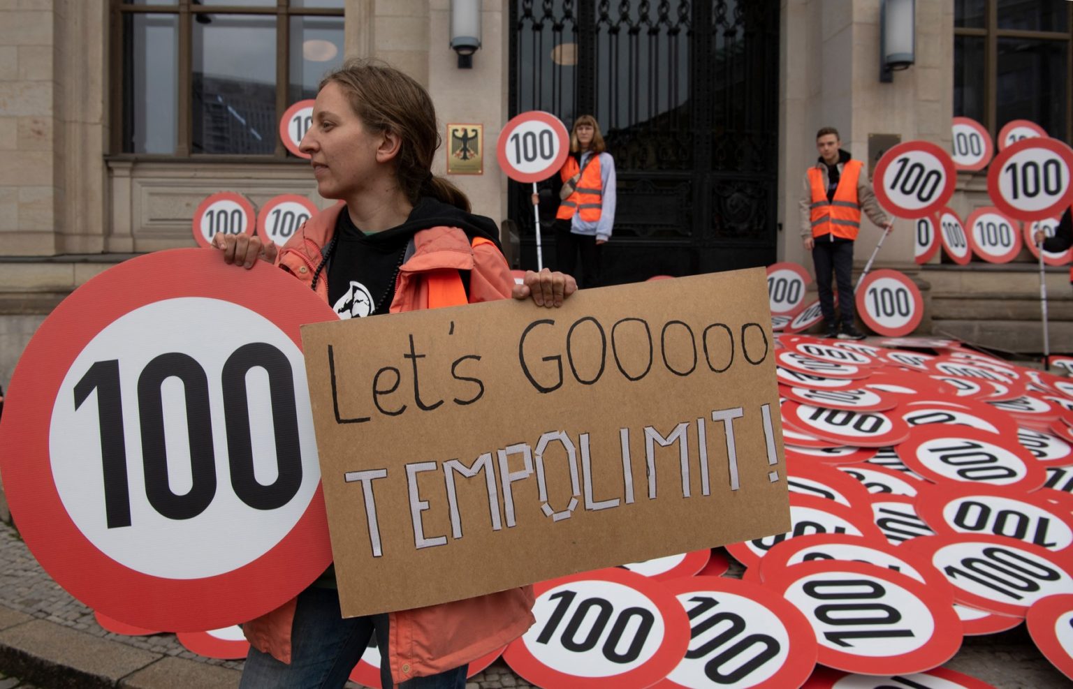 Klimatickí aktivisti zo skupiny Posledná generácia umiestnili viac ako 500 značiek pred budovu spolkového rezortu dopravy v Berlíne v októbri 2022. Foto: Profimedia.sk