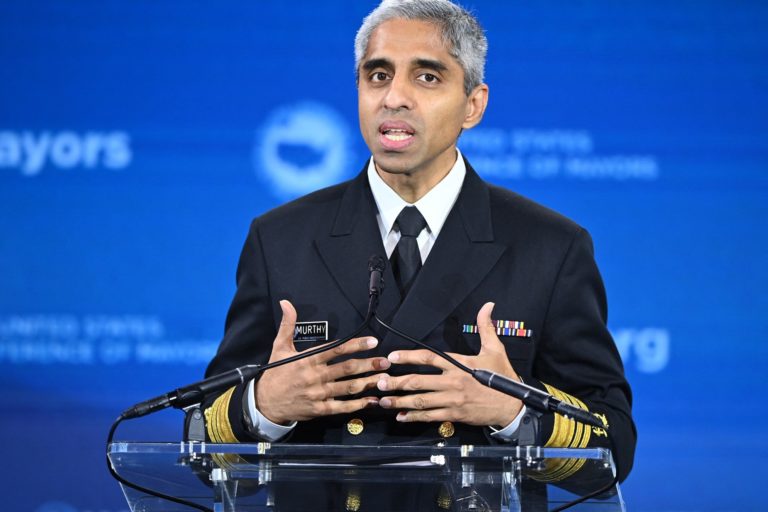 Hlavný lekár USA: Sociálne siete od trinástich rokov sú priskoro. Deti dávajú do neférového boja