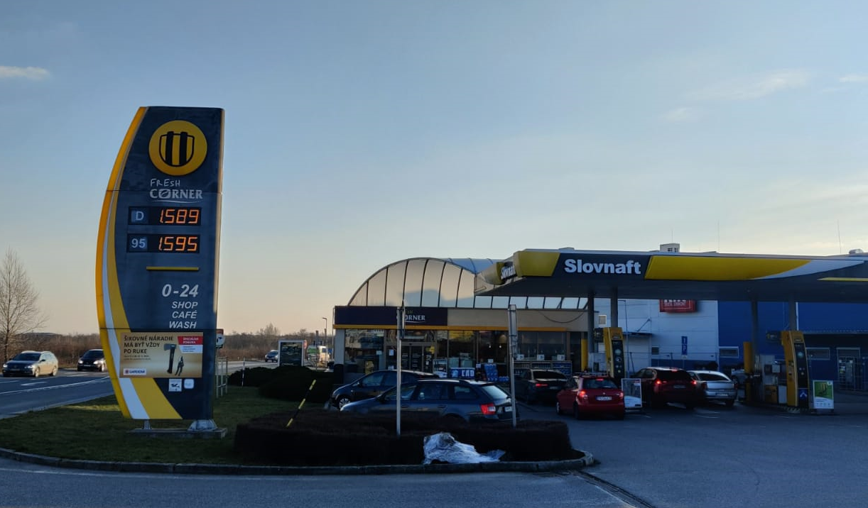 Ceny na čerpacej stanici spoločnosti Slovnaft v Pezinku na Šenkvickej ulici 6. februára 2023. Foto: Archív