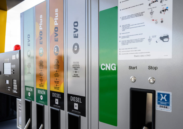 Slovensko má najlacnejší benzín a naftu v regióne, konštatujú analytici