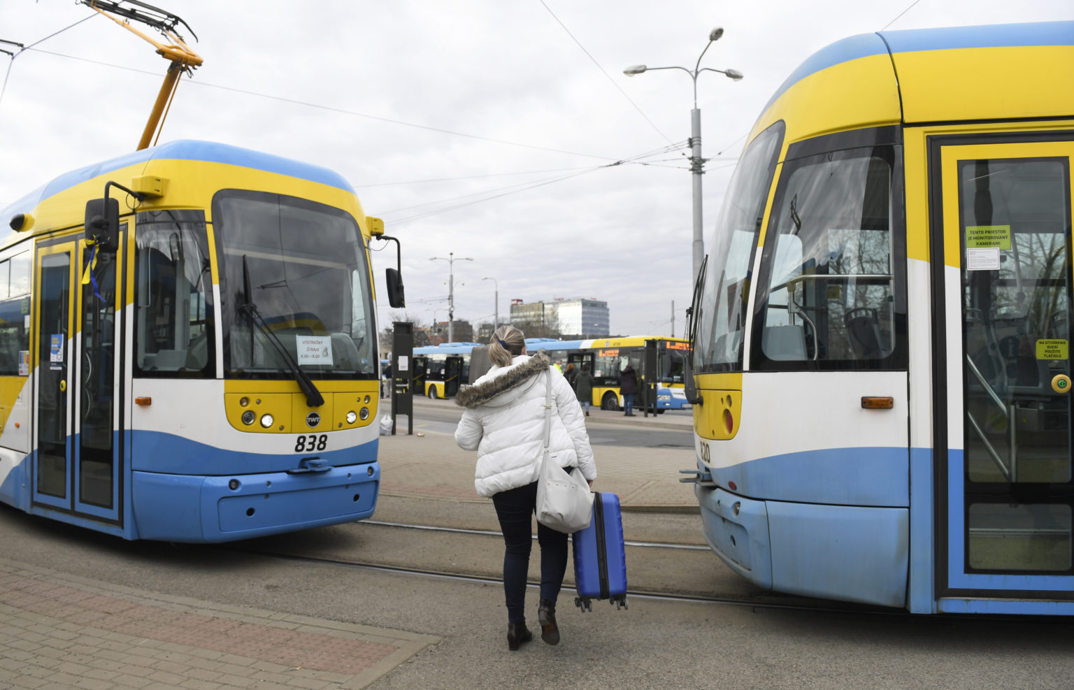 Odstavené autobusy a električky pri autobusovej a železničnej stanici v Košiciach. Foto: František Iván/TASR
