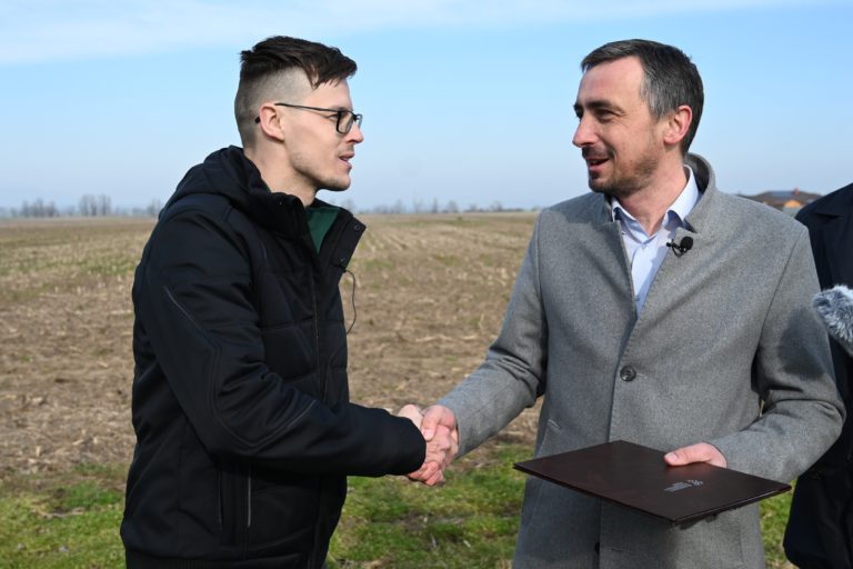 Smer: Marosz zamestnáva na pozemkovom fonde spriaznené osoby za nadštandardné odmeny