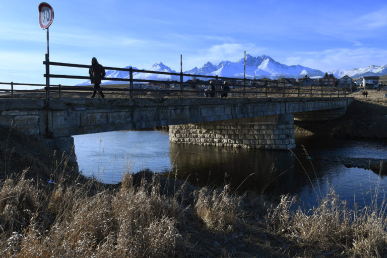 Päť tínedžeriek na nástupišti pri rómskej osade v Huncovciach napadlo 57-ročného muža